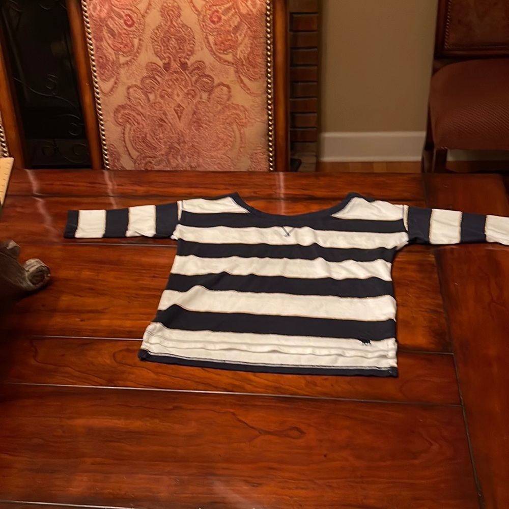 Abercrombie kids crew neck crop sleeve shirt. White with navy and gold stripes.